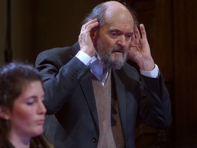 Im Bild zu sehen ist Arvo Pärt während einer Aufführung.